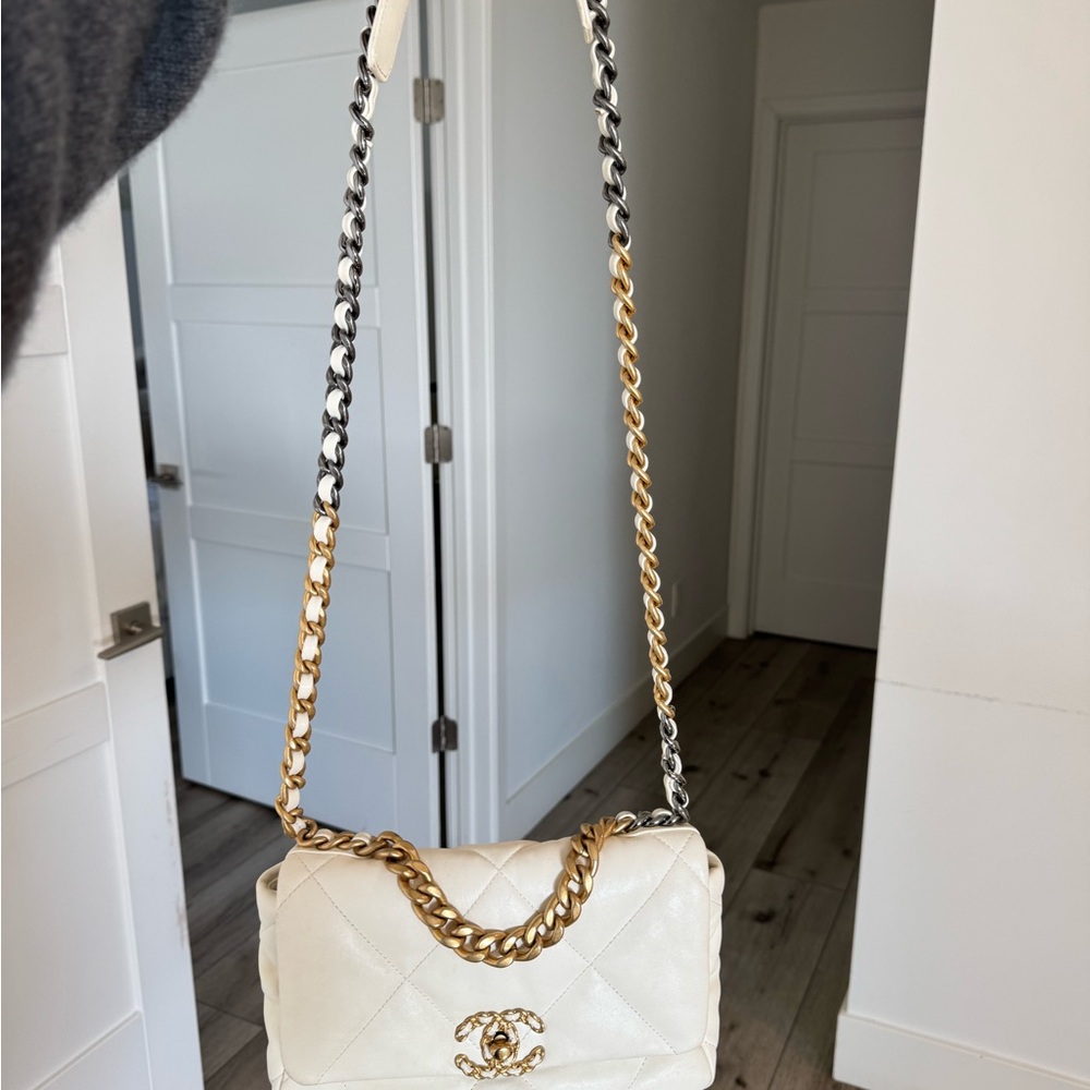 Chanel 19 Flap Bag - Picture 6 of 10